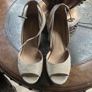 Gold chunky high heel perfect for a wedding worn once for a wedding .